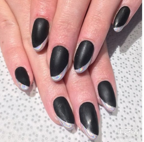 Let your nails also change into autumn clothes. The matte nail polish is fashionable no matter how you apply it.