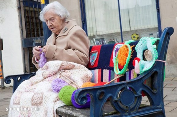 104-year-old grandma makes the town warm with knitted graffiti