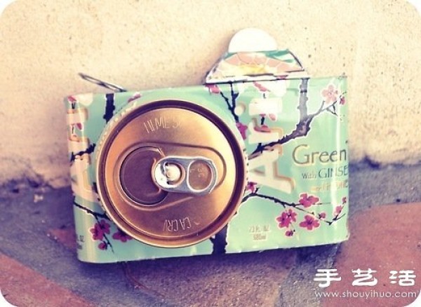 Handmade camera model that turns waste cans into treasures