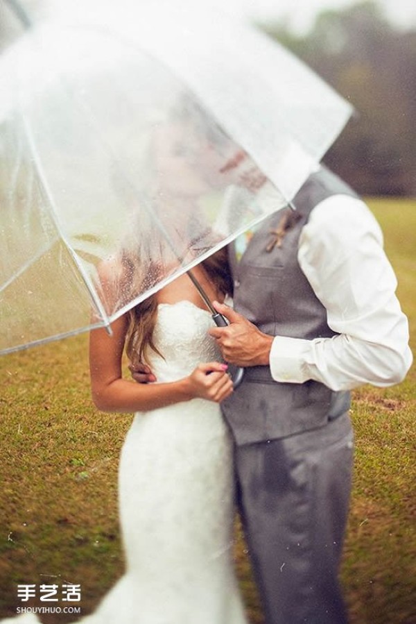 On rainy days, you can also perform romantic, aesthetic and romantic wedding photography in the rain