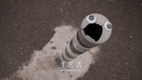 Are you looking at me? Movable eyeball stickers make ordinary streets interesting