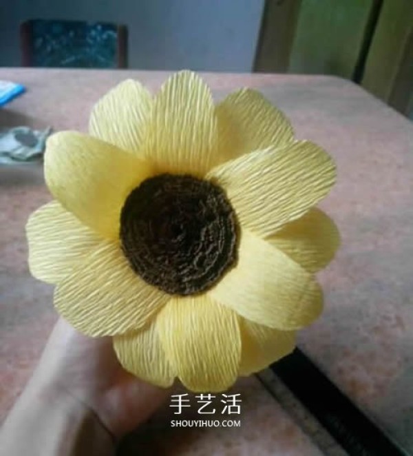 Use crepe paper to make sunflowers with simple and detailed steps to DIY sunflowers