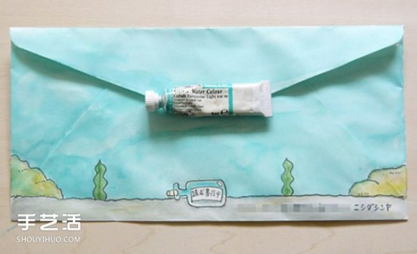 The creative hand-painted envelope combined with stamps makes me want to write a letter after reading it! 