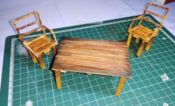 The mini ones are cute! Video of making tables and chairs with ice cream sticks and matchsticks