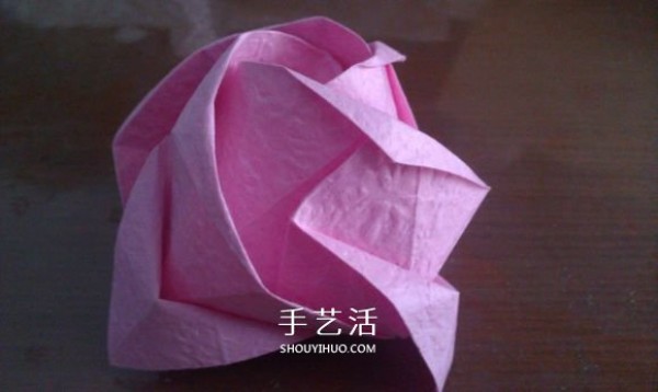 The folding method of the rolled-up rosette includes the experience of plastic surgery