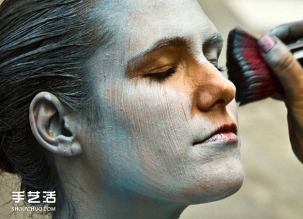 Everyone is looking for trouble: Creative body painting art makes the model invisible