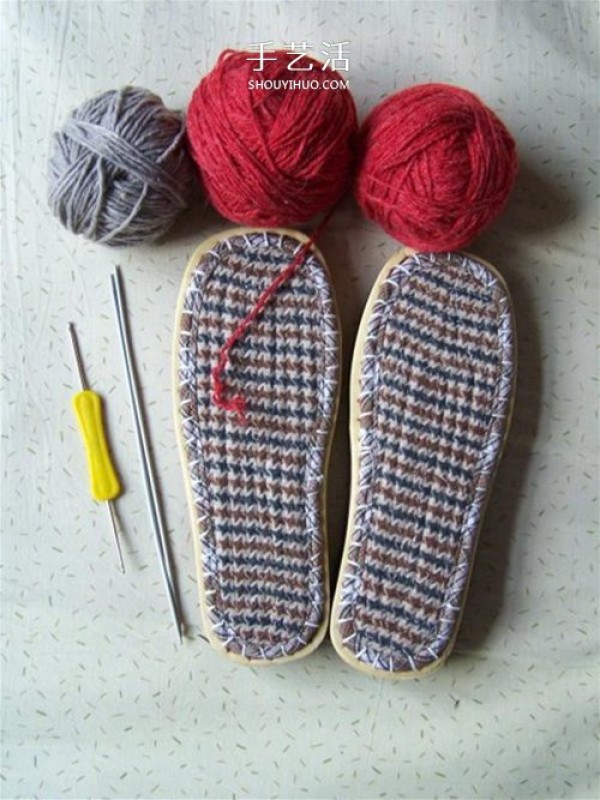 Illustration of a method of hand-knitting warm slippers with a flat needle and a stick needle