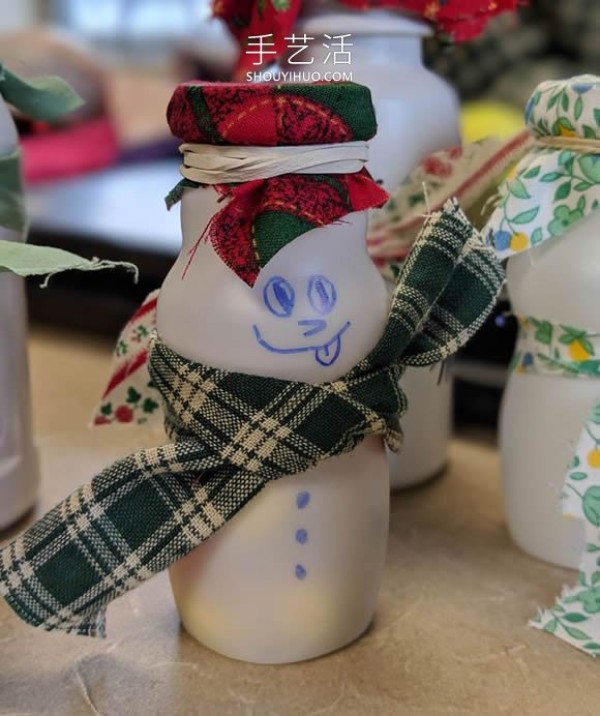 It only takes a few minutes! Handmade cute snowman from milk bottle