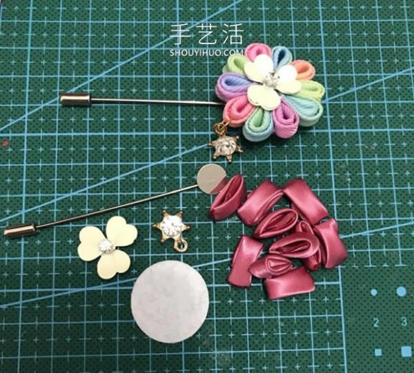 It’s not difficult to make a homemade flower-shaped brooch if you know how to make petals from a ribbon! 