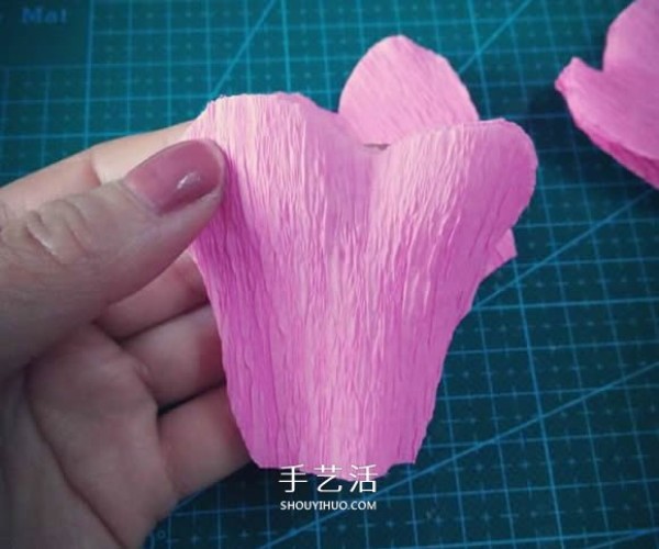 Illustration of how to make beautiful paper flowers from crepe paper