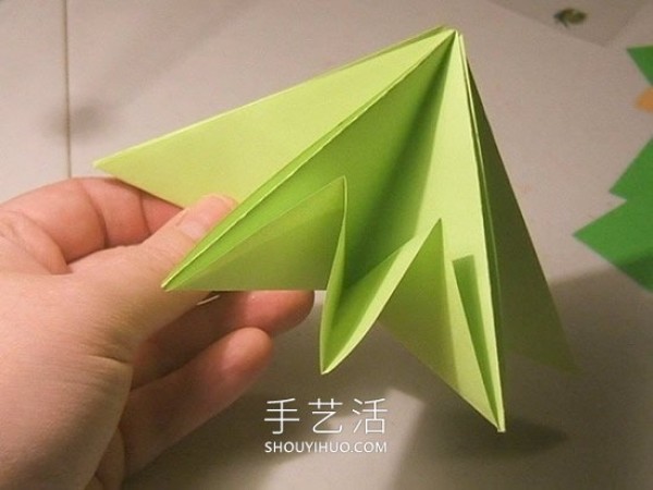 Detailed step-by-step diagram of how to fold a simple origami three-dimensional Christmas tree