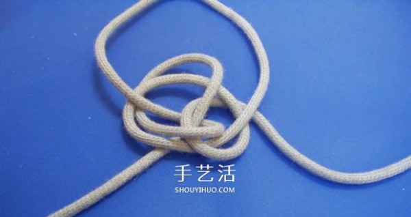 Illustration of how to tie a two-strand sailors knot