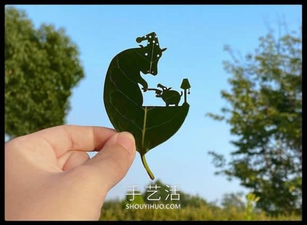 ArtThe artist carefully carved complex scenes on the leaves