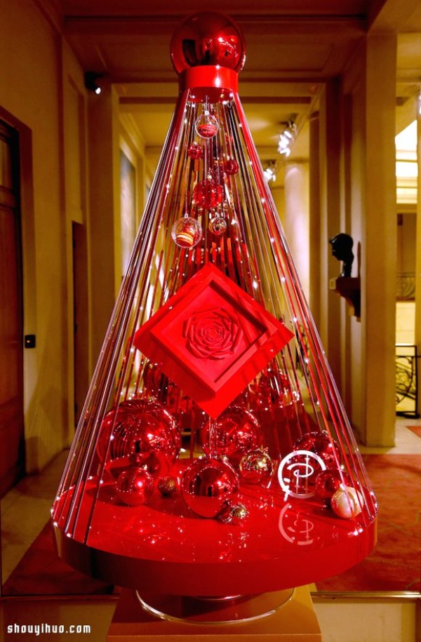 Christmas tree transformation: a creative Christmas tree created by a fashion designer