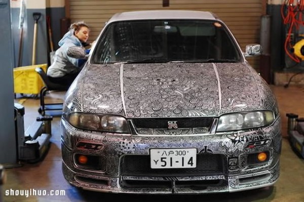 Super eye-catching strange pen painting of a car. How cool is it! 