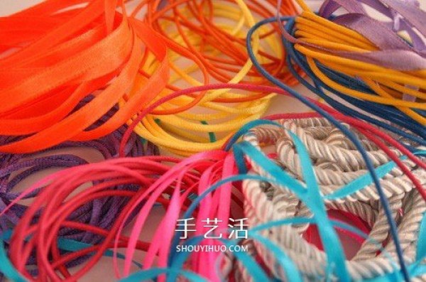 The weaving diagram of childrens candy-colored bracelets is simple but cute