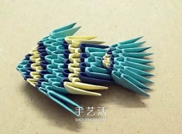 Illustration of how to fold a small fish in a triangle and make a small tropical fish in a triangle