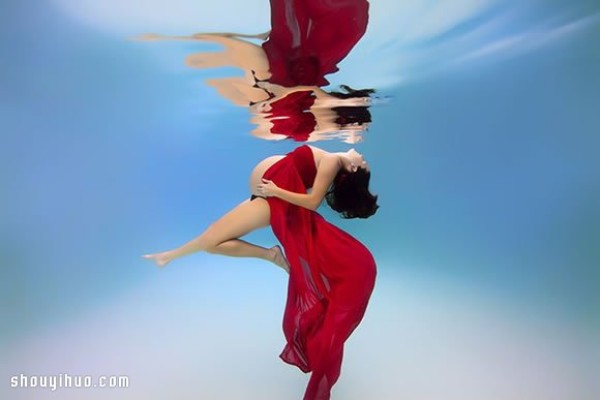 Moms-to-be take photos in the water, adding a different kind of beauty to the pregnancy