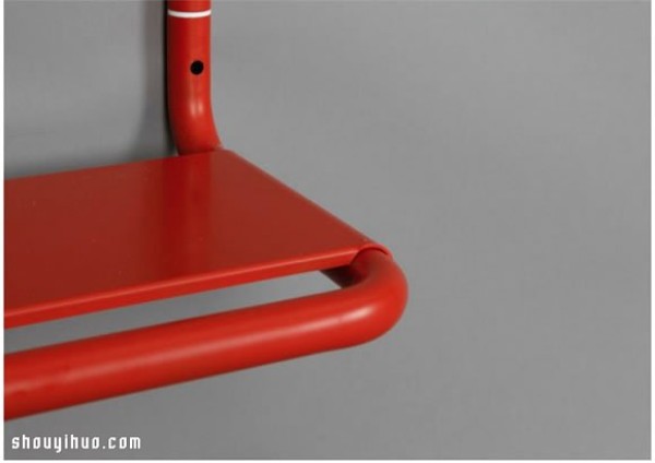 It is a chair that is also a bookshelf, a super practical and versatile clothes hanger product design