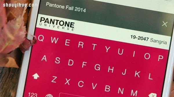 iPhone keyboard is personalized with 11 Pantone colors to choose from