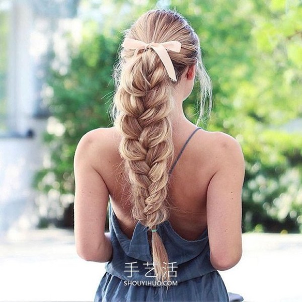 Swedish hairstylist DIYs beautiful braided hairstyles suitable for summer