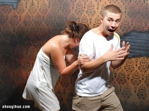 Super hilarious ~ 22 pictures of grown men being scared in a haunted house! 