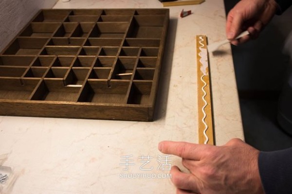 Old pallets are cleverly transformed! Made into a super practical and beautiful jewelry stand