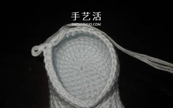 Illustration of how to knit baby warm woolen shoes by hand-knitting baby shoes