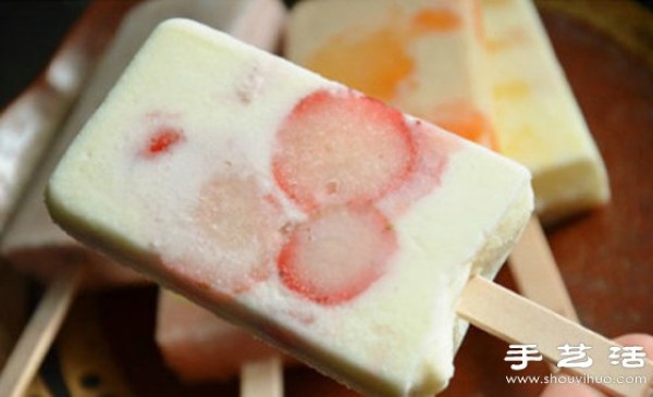 Popsicles made from fresh fruits at the Japanese PALETAS store