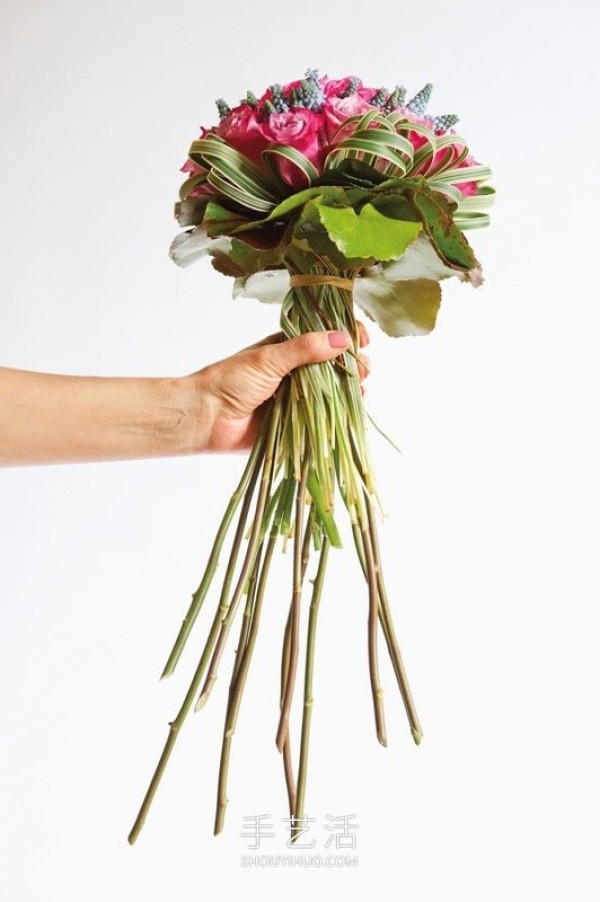 Tutorial on how to make handmade wedding bouquets with flowers