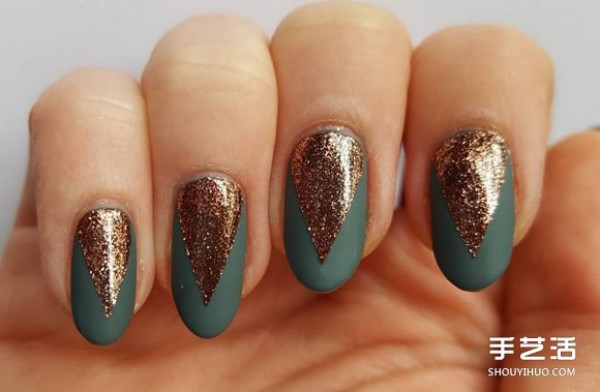 Let your nails also change into autumn clothes. The matte nail polish is fashionable no matter how you apply it.