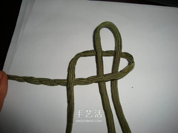 Knit a paracord bracelet of the same style as Survival in the Wilderness and give it to your boyfriend~