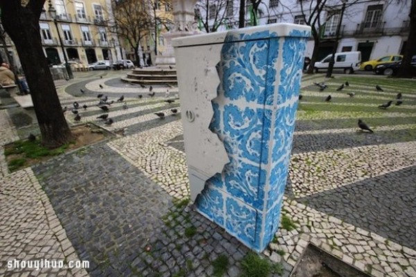 The most Portuguese graffiti on electrical boxes beautifies a small corner of the city