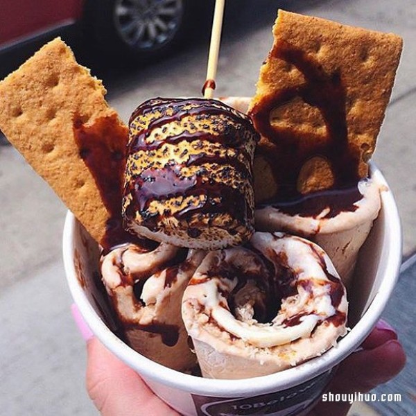 You can only get the rolled ice cream in New Yorks Chinatown after a long queue