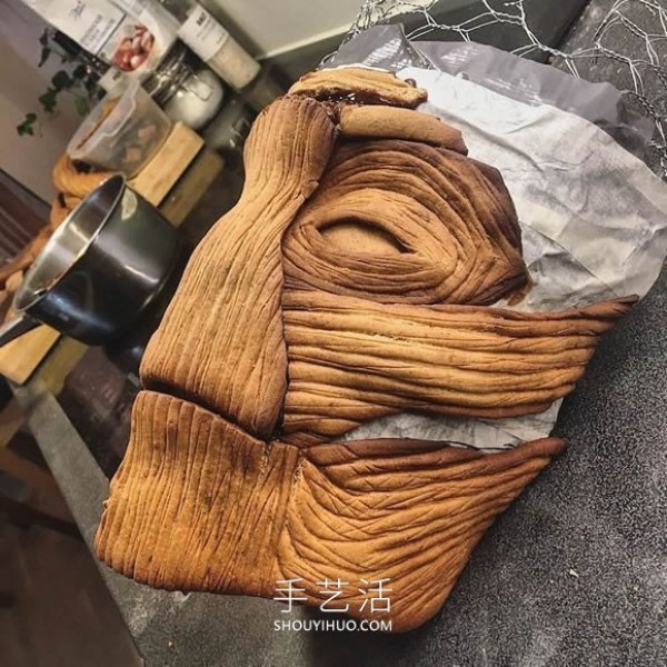 Create incredible movie-style sculptures out of gingerbread