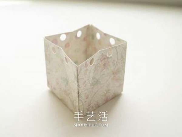 The folding and unfolding drawing of a beautiful homemade wedding candy box