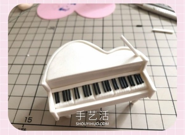 Tutorial on how to make a piano by hand using ultra-light clay