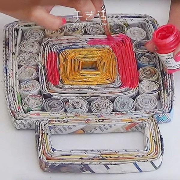 Tutorial on using old newspaper waste to make beautiful handbags