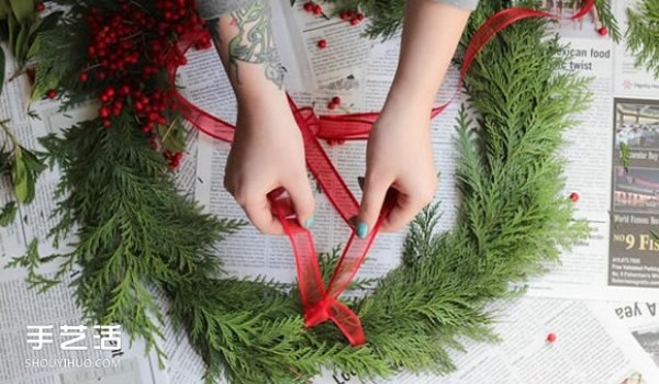 Christmas wreath making method illustrated DIY cedar Christmas wreath tutorial