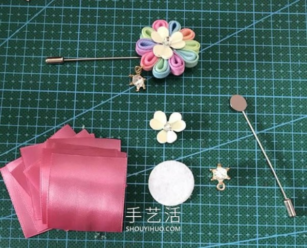 It’s not difficult to make a homemade flower-shaped brooch if you know how to make petals from a ribbon! 