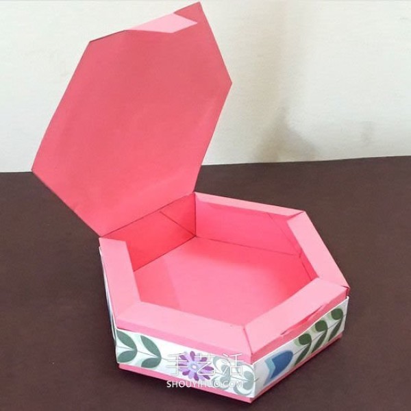 Illustrated tutorial on how to make a hexagonal gift box