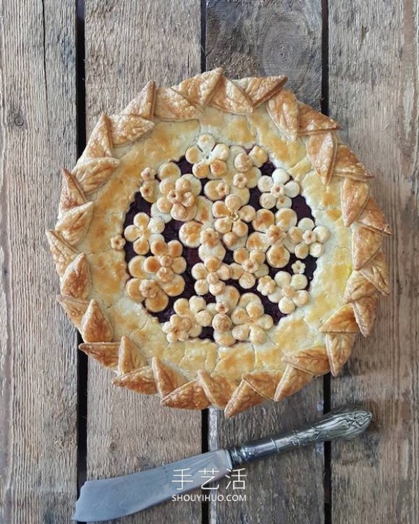 The cake crust design with complex patterns is beautiful before and after baking! 