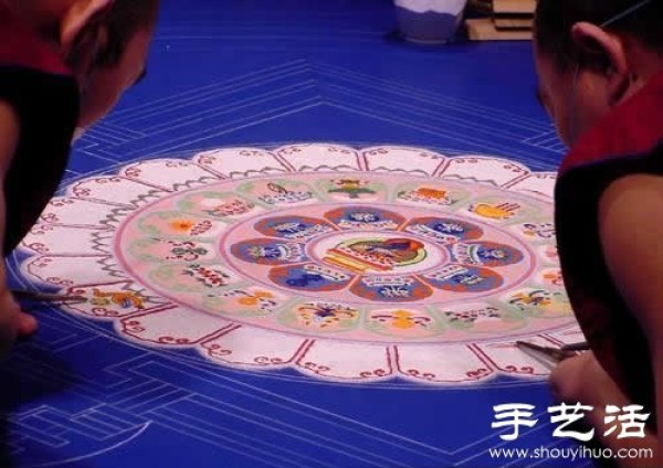 "Prosperity is just a handful of fine sand" Buddhist patterns drawn by sand