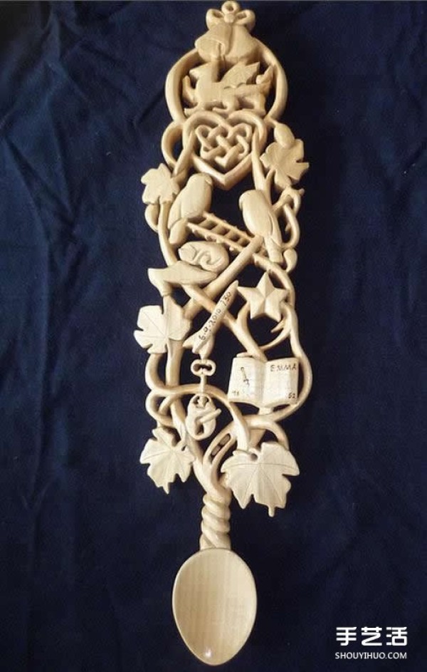 The carving works of "Love" spoon wood carving artist Adam King