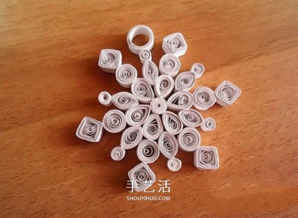 Detailed snowflake quilling tutorial and illustrations for DIY beautiful New Year hangings