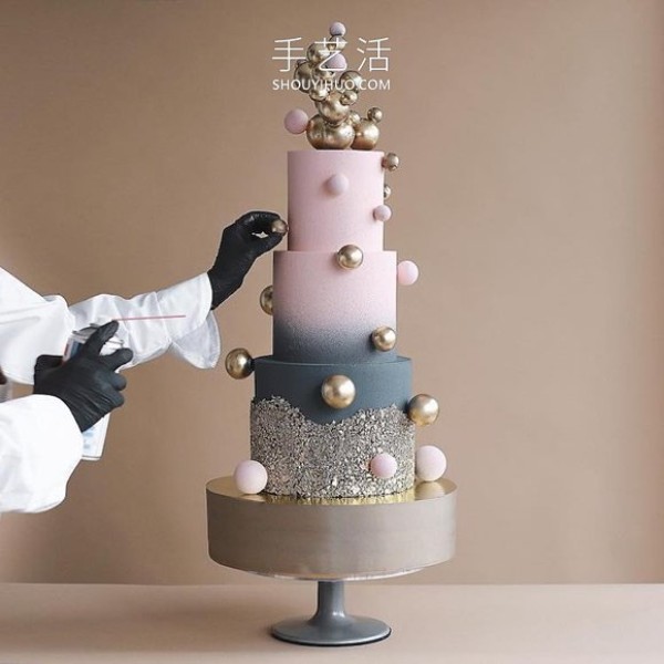 Towering creative cake that looks like an avant-garde sculpture in a museum