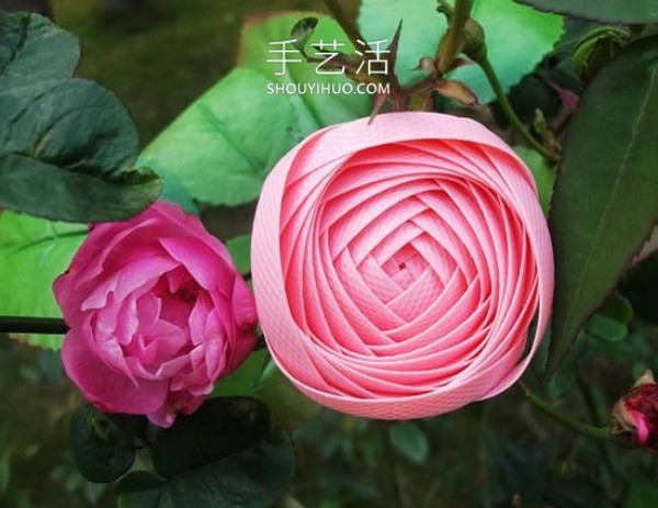 Illustrated tutorial on how to weave roses from plastic packaging tape