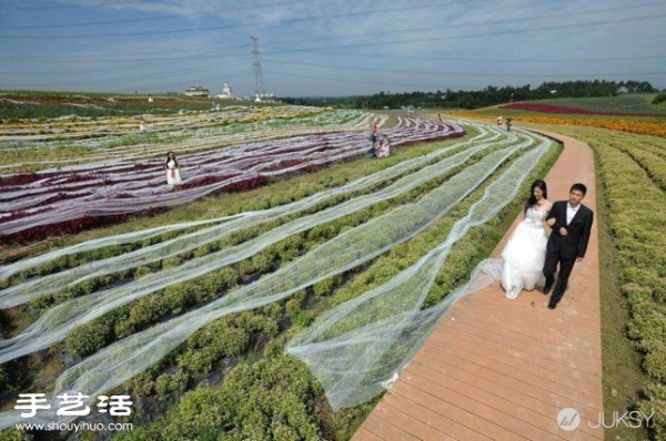 Extra-long wedding dress that weighs 50 kilograms. Do you want to try it too? 