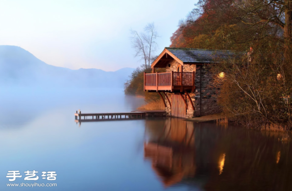 A shocking reflection photo of the same scenery on the water