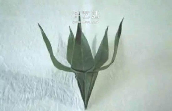 Origami flowers are essential! Illustration of the origami method of a simple calyx